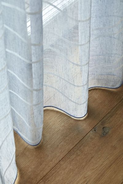 Gardisette - helle Gardine schließt perfekt mit einem gepflegten Holzboden ab